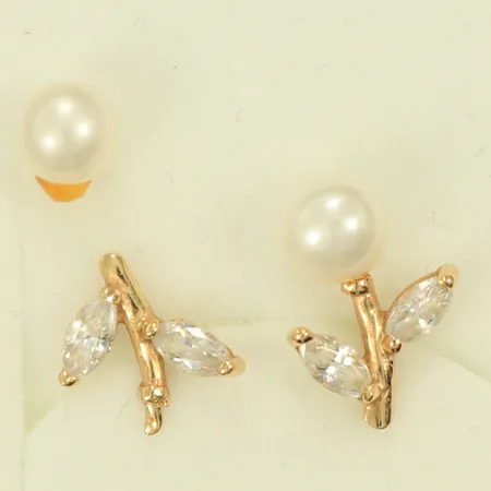 Ett par örhängen med pärlor och stenar, 11x7,5mm, lös pärla, 14K, bruttovikt 0,9g Vikt: 0,9 g