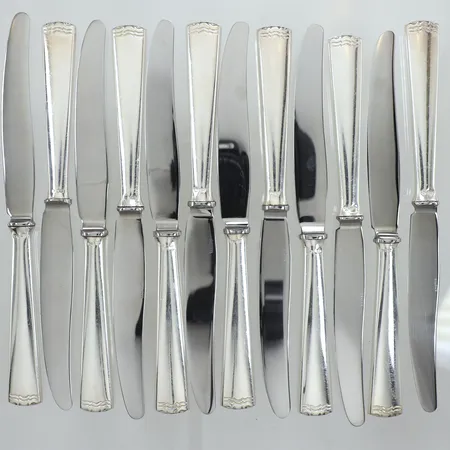 Tolv knivar, modell Diana, längd 20cm, blad i rostfritt stål, kraftiga repor, tyglinda, 830/1000 silver Bruttovikt 704,2g 