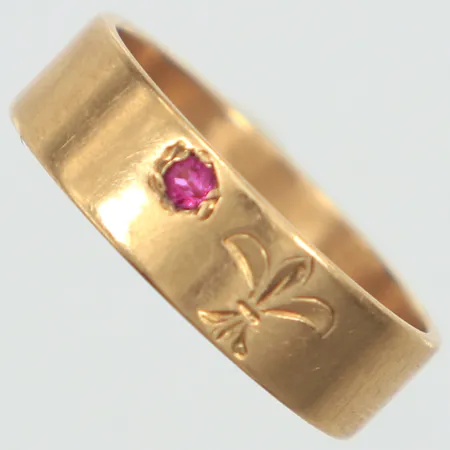 Ring med röd sten och fransk liljan, stl 17, bredd 5,4mm, Rosins Ringar Ab Stockholm 1978, 18K Vikt: 4,4 g