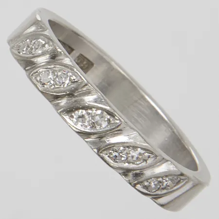 Ring, diamanter 10 x ca 0,01ct, stl 16¾, bredd 3,5mm, vitguld, 18K Vikt: 4,4 g
