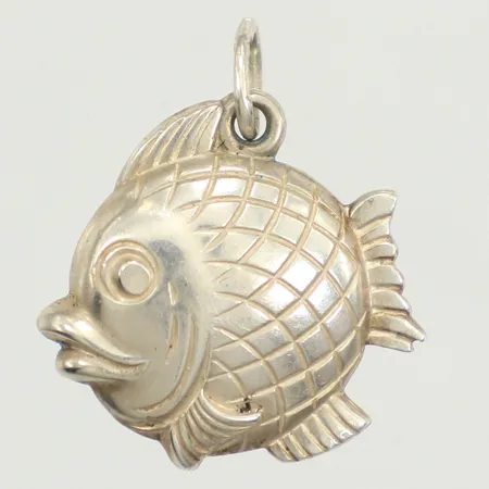 Hänge fisk, längd 19mm inklusive ögla, bredd 16mm, 830/1000 silver  Vikt: 1,4 g