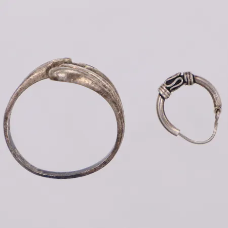 Ring, 1 örhänge, bucklor, 925/1000 silver Vikt: 3,2 g