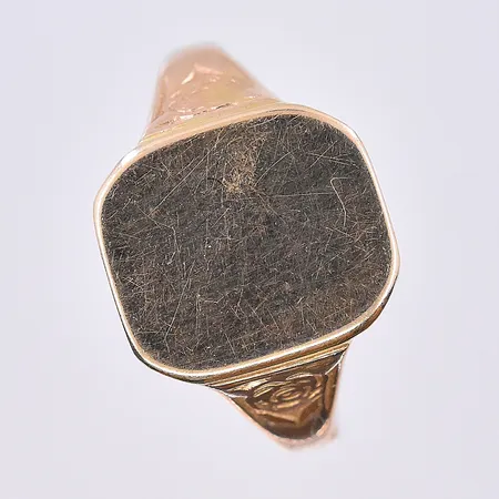 Klackring, stl 17¼, bredd 3-13 mm, 18K. Vikt: 2,9 g