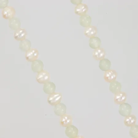 Collier med odlade sötvattenspärlor barocka samt ljusgröna stenar, Ø ca 6,5mm, längd ca 120cm, inget lås
