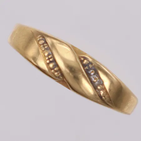 Ring med diamant 1xca0,005ct, stl 19, bredd 1,9-5,5mm, ojämnheter på skena, gravyr, 18K  Vikt: 2,1 g