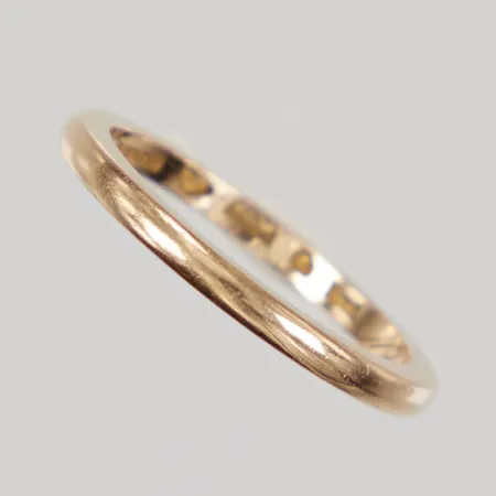 Ring, stl 17¼, bredd 1,9mm, gravyr, 18K  Vikt: 3 g