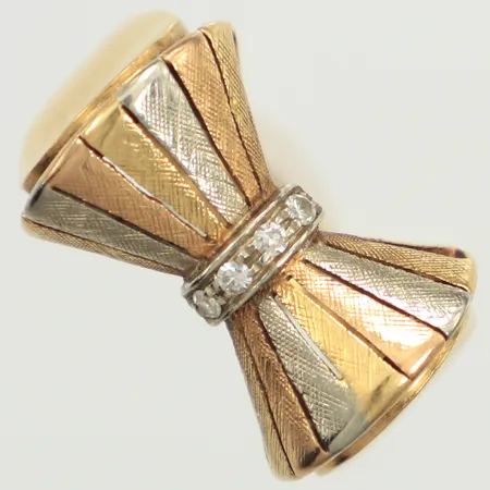 Ring diamanter 4x ca 0,01ct, stl 18, bredd 12,4mm, trefärgad, 18K  Vikt: 6,7 g