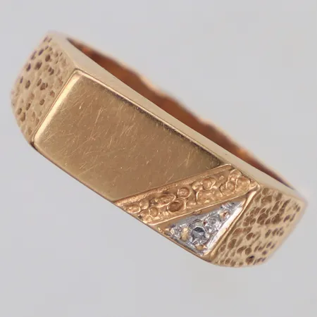 Klackring med diamant 1xca0,02ct, stl 20, bredd 3,2-7,5mm, skevheter, 14K Vikt: 6,9 g