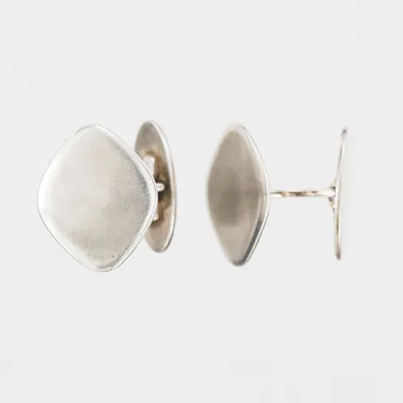 Ett par manschettknappar, längd 15mm, bredd 19mm, 835/1000 silver  Vikt: 6,8 g
