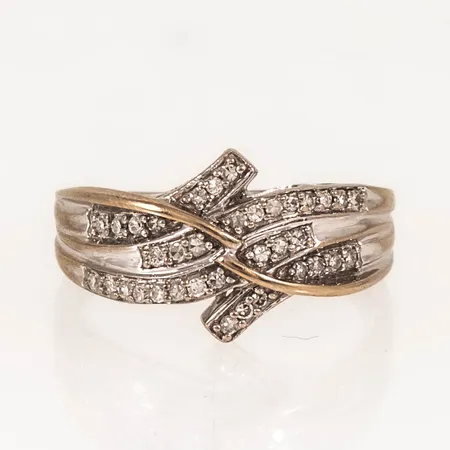 Ring i 18K vitt guld med 36 diamanter á c:a 0,005ct. Den är 2 - 11,9 mm bred, är i storlek 18½ och väger 4,7g. Stämplad GHA 750.