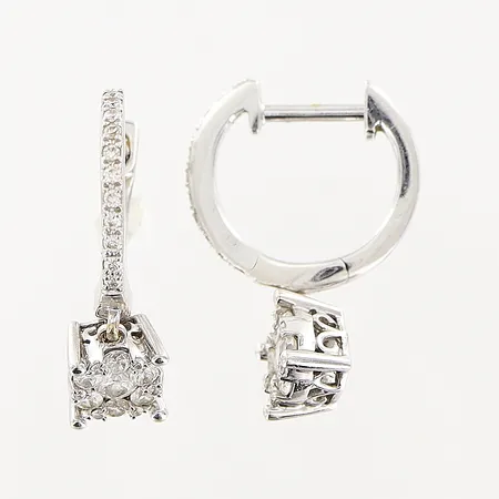 Ett par örhängen, diamanter 34 x ca 0,005ct, 12 x ca 0,01ct, 2 x ca 0,04ct, 20mm, bredd 1,2-5mm, vitguld, 18K Vikt: 3,1 g