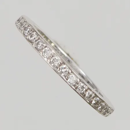 Alliansring vitguld med 17 diamanter tot, 0,37ct, graverad, Ø17,5 bredd:2,3mm, 18K, 4,8g.