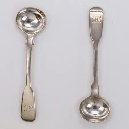 2 skedar, längd 10,5cm, gravyr, engelska stämplar, 830/1000 silver Vikt: 25,3 g