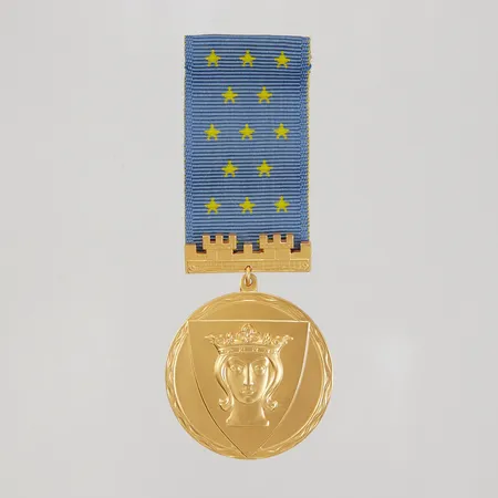 Medaljong, Stockholms stad, personlig gravyr, med tygband, SPORR 14K bruttovikt 27,9g ask medföljer