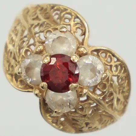 Ring med röd och vita stenar, stl 17¼, bredd 2-13mm, 14K  Vikt: 3,4 g