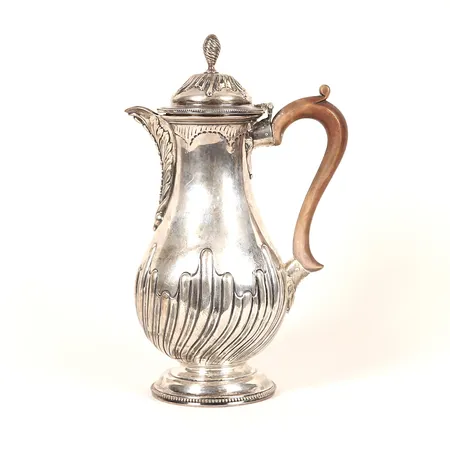 Chokladkanna, Charles Stuart Harris, London, England, 1882, balusterform, rik dekor i relief, svarvat trähandtag, höjd 24cm, åldersbetingat slitage, silver, bruttovikt 478,2g 