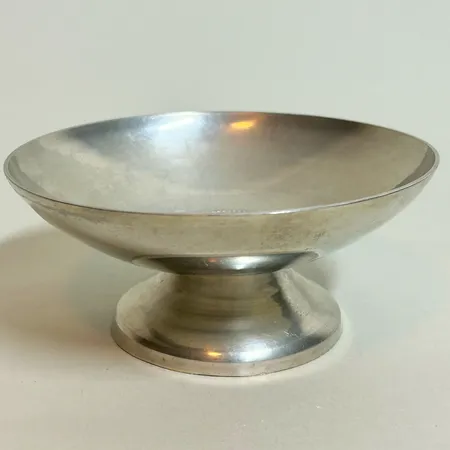 Skål på fot, samiskt mönster, Ø12cm, höjd ca 6cm, stämplat DE Svenskt tenn