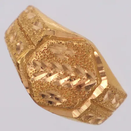 Ring mönstrad yta, stl 20, bredd 3,7-13,3mm, ojämnheter på skenan, 21K Vikt: 8,7 g