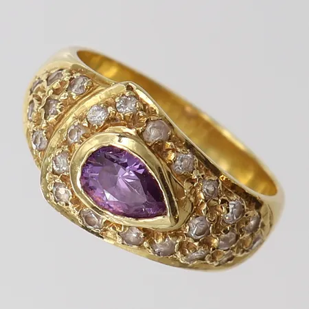 Ring med stenar, stl 18, bredd ca 5-11mm, repig, 18K Vikt: 7,6 g