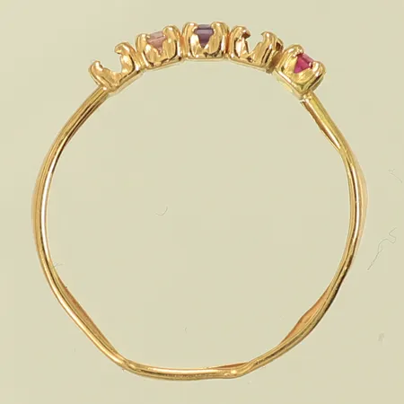 Ring med färgade stenar, stl 18¼, bredd 2,1-2,8mm, sten saknas, defekt skena, 18K Vikt: 0,7 g