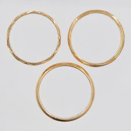 Tre ringar, stl 17-18½, gravyrer, 18K Vikt: 11,7 g