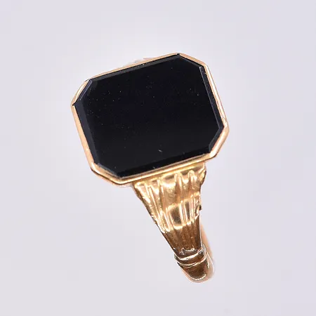 Klackring med Onyxplatta, stl 19½, bredd 3-15 mm, klämskada, 18K. Vikt: 4,9 g