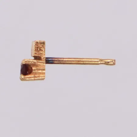 Ett udda örhänge med röd sten, längd 5,1x5,1mm, saknar snurrebuss, 18K