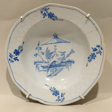 Djup mattallrik, motiv "Död fågel under parasoll" mot bianco sopra bianco fond, Jean Eric Rehn (1717-1793), Rörstrand, fajans, stor spricka, lagningar, nagg, tallrikshängare, signerad