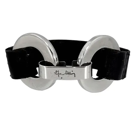 Armband, "Funky Ring", silver 925/1000, EFVA ATTLING, läderband, dekor Ø28 mm, längd 18,5 cm, band i åldersrelaterat skick, bruttovikt 32,2 gram Vikt: 32,2 g