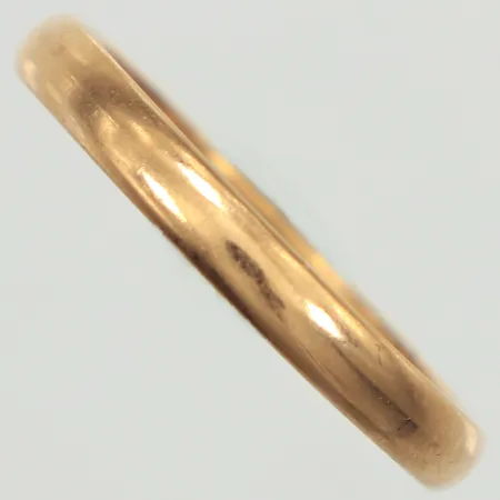 Ring slät, stl 20½, bredd 3mm, gravyr, 18K  Vikt: 4,9 g