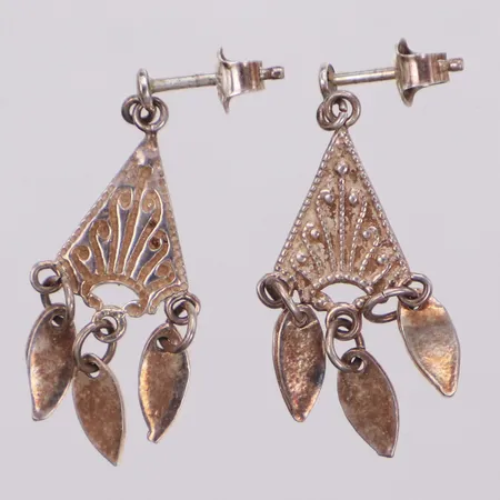 Ett par örhängen, längd 26,1mm, bredd 11,2mm, 830/1000 silver Vikt: 1,9 g
