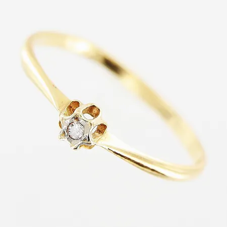 Ring, diamant ca 0,01ct, stl 16½, bredd 1,5-3,5mm, mindre skevheter, 18K Vikt: 0,9 g