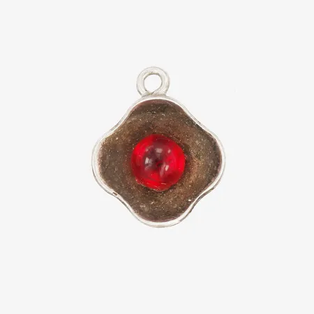 Hänge med röd sten, ca 10x10mm, ej stämplad, silver. Vikt: 0,4 g