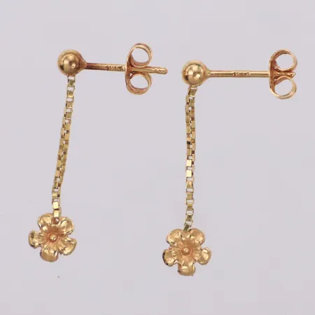 Ett par örhängen, längd 22,1mm, bredd 0,9-5,5mm, 18K Vikt: 0,7 g