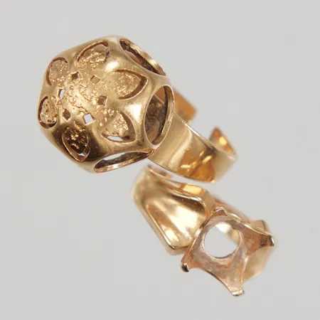 Två ringar, avklippta/sten saknas/skadad, 18K  Vikt: 7,5 g