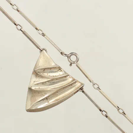 Collier med integrerat hänge, längd 42cm, bredd 2,4mm-30mm, Hrh Guldsmed, saknar låsögla 925/1000 silver Vikt: 11,3 g