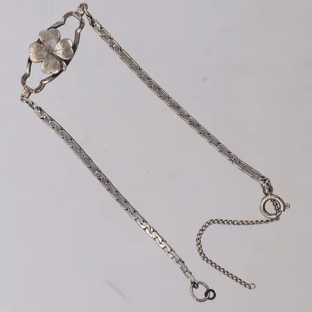 Armband med integrerat hänge, längd 17 cm, bredd 2,2mm, hängets mått 29,2x10,7mm, defekt säkerhetskedja, vitmetall Vikt: 0 g