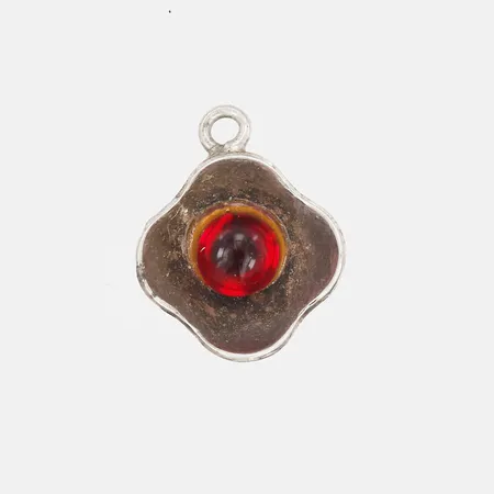 Hänge med röd sten, ca 10x10mm, ej stämplad, silver. Vikt: 0,5 g