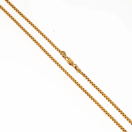 Veneziakedja i 18K guld. Den är 47,5 mm lång, 2,3 mm bred och väger 15,3g. Karbinhake.
