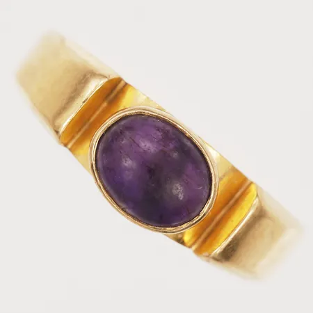 Ring med cabochonslipad ametist, repor/slitage, stl: 18¼, 18K guld Vikt: 7 g