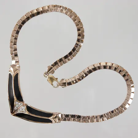 Collier, med vita stenar och emalj, längd ca 42cm, bredd 6,7-18,7mm, bruksslitage, förgyllt Silver 925/1000 Vikt: 51,2 g