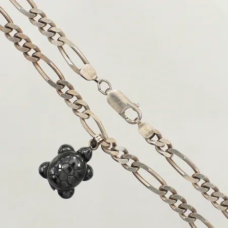 Kedja Figaro, längd 45,5cm, bredd 5,3mm, hänge sköldpadda i hematit, längd 15mm, 925/1000 silver Vikt: 24,6 g