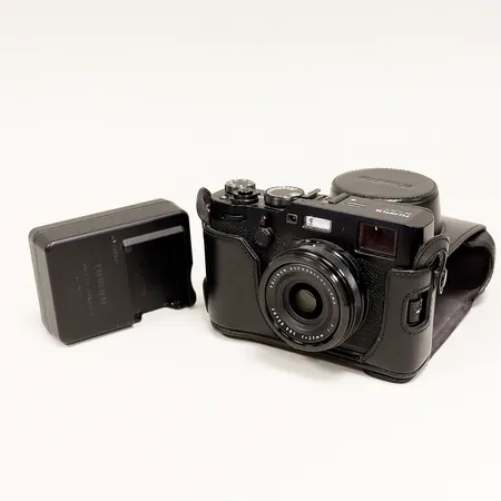 Kamera Fujifilm X100F, batteri, laddare, minneskort, kvitto kopia från Scandinavian Photo Februari 2020 (ca 9000kr), skinnfodral medföljer, inga övriga tillbehör. Skickas med postpaket.
