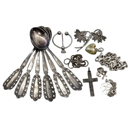 Diverse silverföremål 830-925/1000, bl.a. kaffeskedar, bruksmärken/defekter  Vikt: 83,2 g