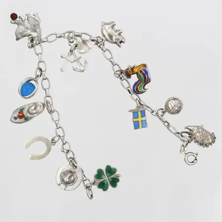 Armband med tolv berlocker, längd 18cm, bredd 4mm, 830/1000 silver  Vikt: 16,4 g