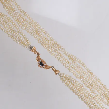 Collier, 4-rader sötvattenspärlor, längd 46cm, lås med blå safir och vita stenar, rödguld 18K Vikt: 3,5 g