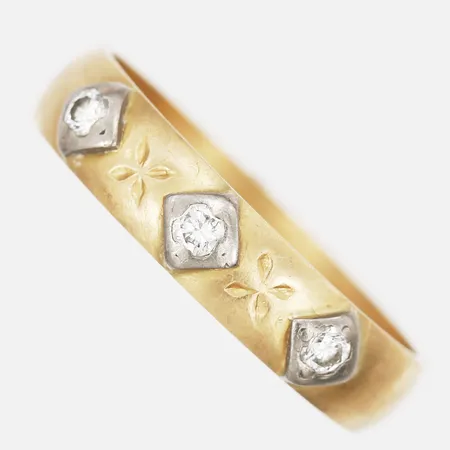 Ring med åttkantslipade diamanter, 3 x ca 0,03ct, gravyr, slitage, 18K guld. Vikt: 4,1 g