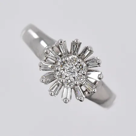 Ring med olikslipade diamanter ca 0,45ctv enligt gravyr, stl 17¼, vitguld, 18K Vikt: 4,1 g