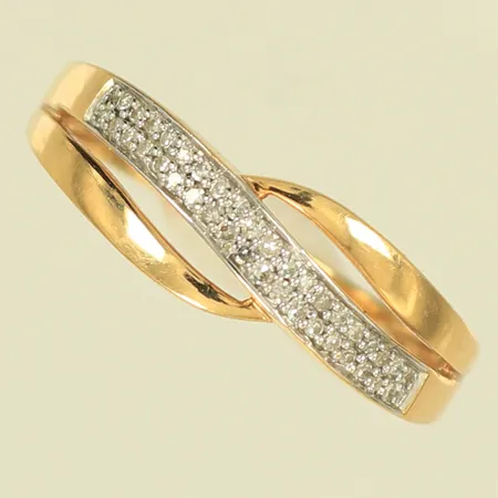 Ring med diamanter, ca 38 st x 0,005ct, stl 18, bredd 1,5-7mm, 18K, 3,2g Vikt: 3,2 g