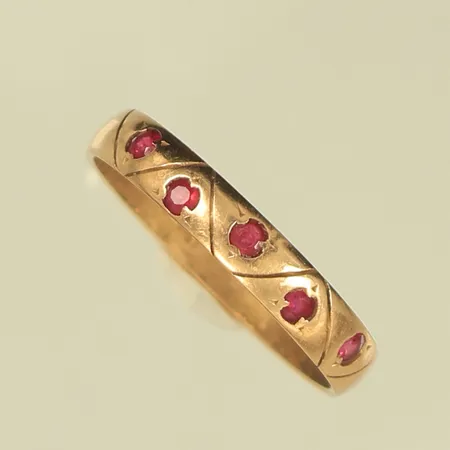 Ring med röda stenar, stl 18½, bredd 3,5mm, 18K  Vikt: 2,8 g